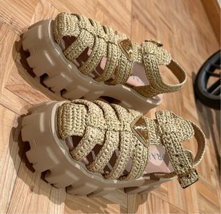 Sandalias Prada Rafia Monolith Beige