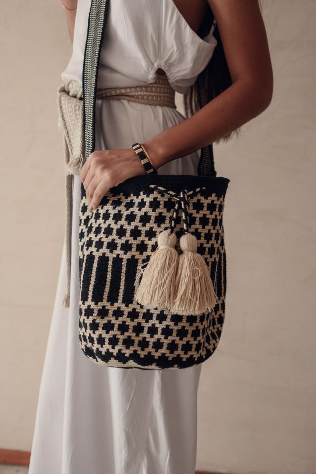 Mochila Wayuu Grande Negra y Beige