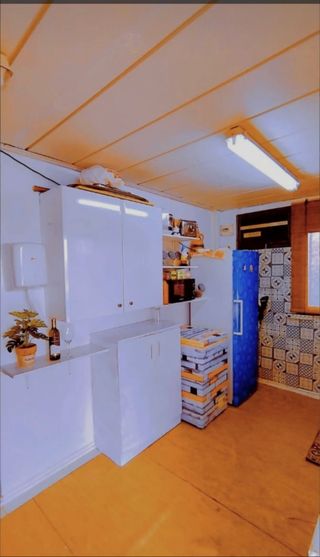 Parcela con casa prefabricada y jardín
