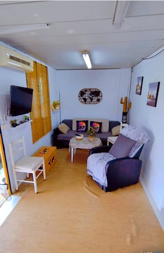 Parcela con casa prefabricada y jardín