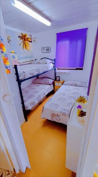 Parcela con casa prefabricada y jardín