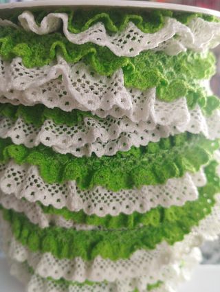 Punta fruncida marfil y verde pistacho