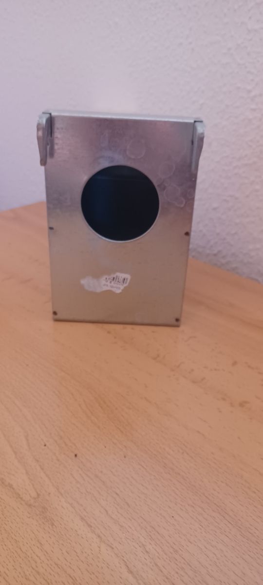 Comedero para pájaros metálico