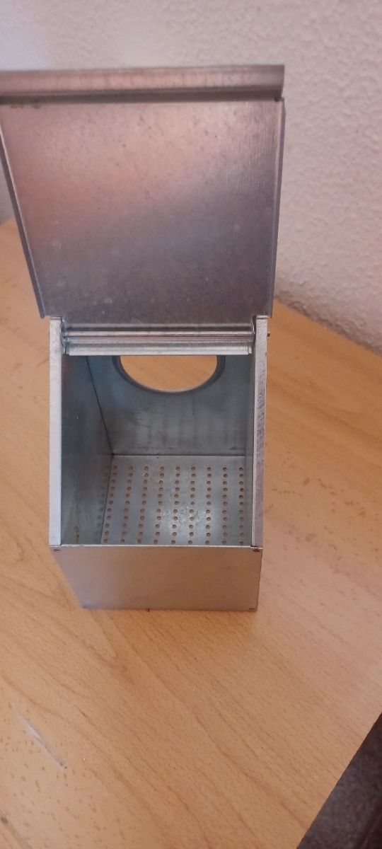 Comedero para pájaros metálico