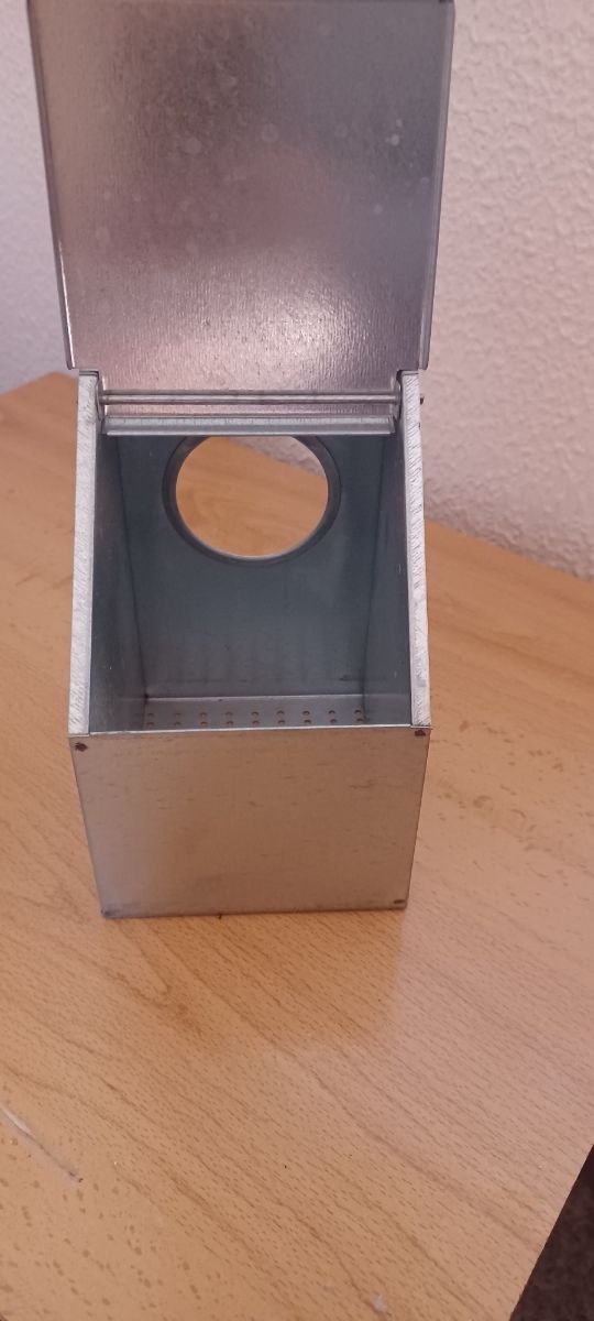 Comedero para pájaros metálico