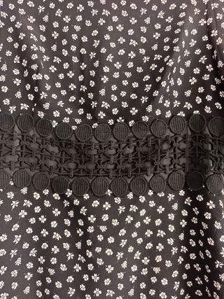 Vestido negro con flores blancas