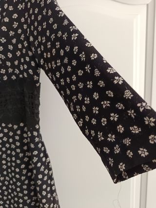 Vestido negro con flores blancas