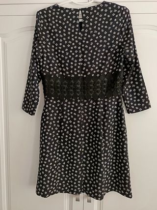 Vestido negro con flores blancas
