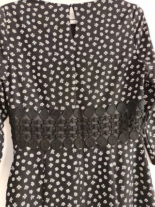 Vestido negro con flores blancas