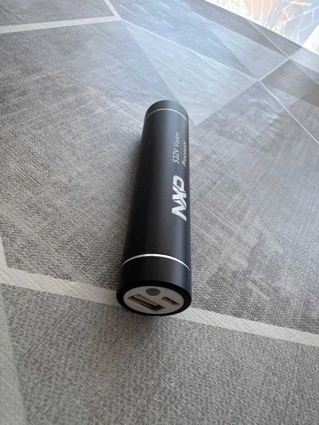 Batería NXP con linterna + cargador micro USB