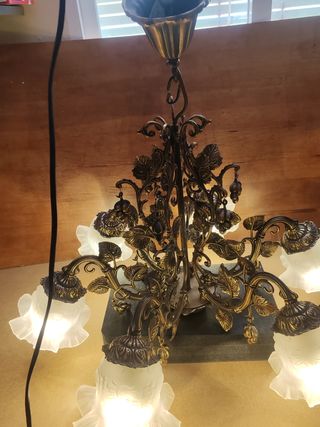 Lámpara de metal y cristal dorada