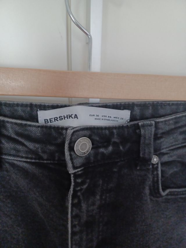 Vaqueros Bershka negros denim gastados