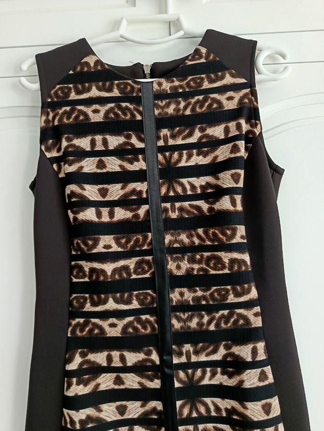 Vestido marrón con estampado de leopardo