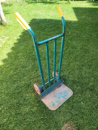 Carro de mano verde con ruedas