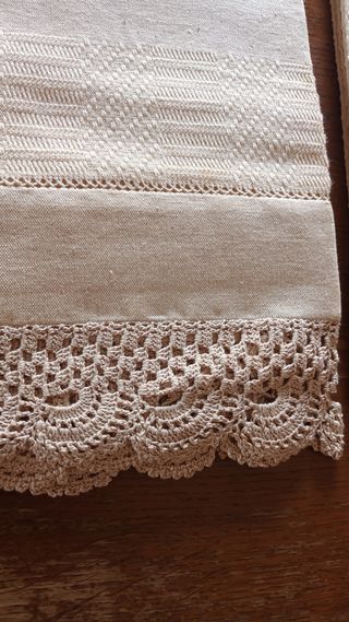 Coppia asciugamani con trina uncinetto beige