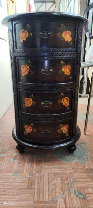 Mesita de salón con flores pintadas