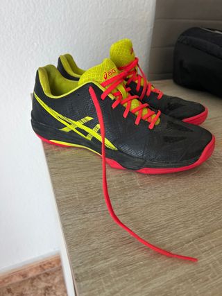 Zapatillas Asics Negras y Amarillas