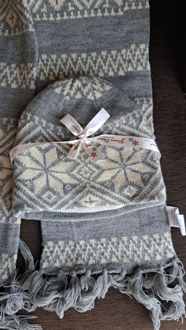 Set Bufanda y Gorro Green Coast Gris/Blanco