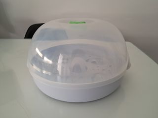 Esterilizador de biberones con vapor.