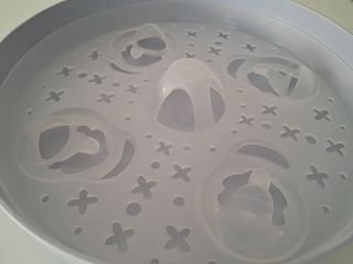Esterilizador de biberones con vapor.