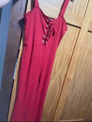 Mono rojo con cordones