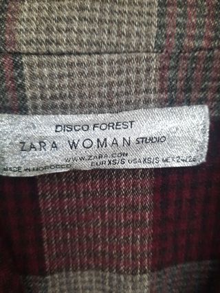 Abrigo seminuevo Zara Studio cuadros 
