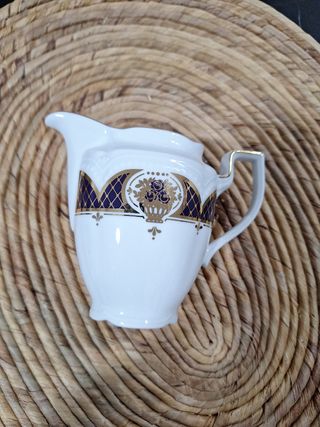 Lechera de porcelana con detalles dorados