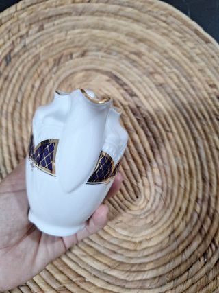 Lechera de porcelana con detalles dorados
