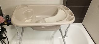 Bañera para bebé con soporte.