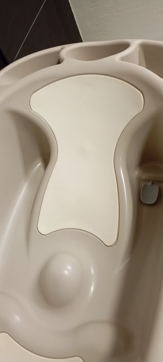 Bañera para bebé con soporte.