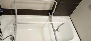 Bañera para bebé con soporte.