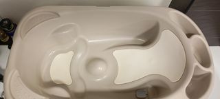 Bañera para bebé con soporte.