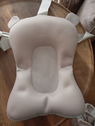 Bañera para bebé con soporte.
