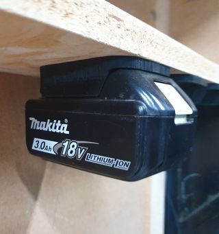MAKITA 18V –4 Soportes para baterías