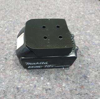 MAKITA 18V –4 Soportes para baterías