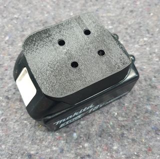 MAKITA 18V –4 Soportes para baterías