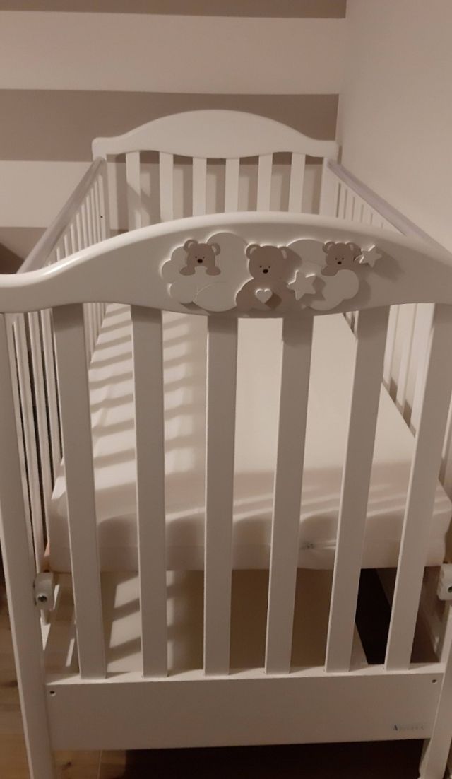 Lettino per bambini bianco. In condizioni perfette