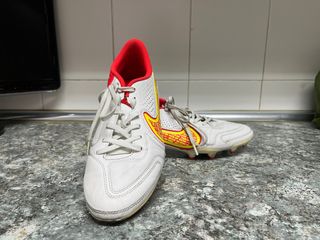 Botas de fútbol Nike blancas y rojas