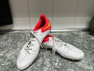 Botas de fútbol Nike blancas y rojas