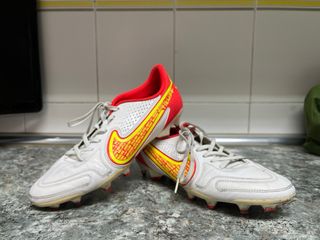 Botas de fútbol Nike blancas y rojas