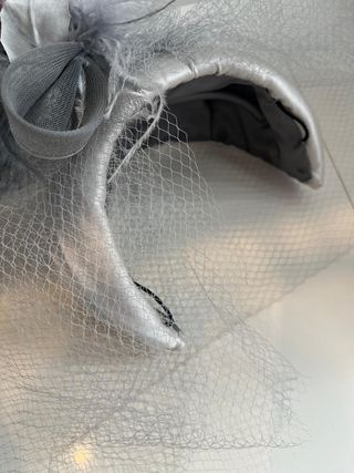Casquete y bolso invitada