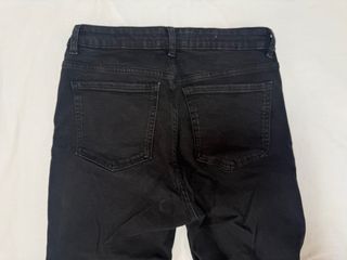 Vaquero negro Mango modelo Sienna