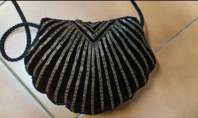 Bandolera negra con pedrería y detalles dorados