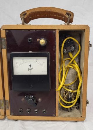 Antiguo multiamperímetro con caja de madera