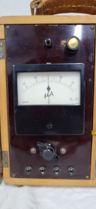 Antiguo multiamperímetro con caja de madera