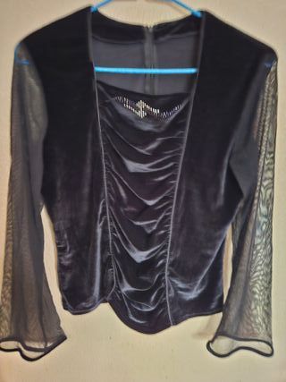 Blusa de terciopelo con mangas de malla