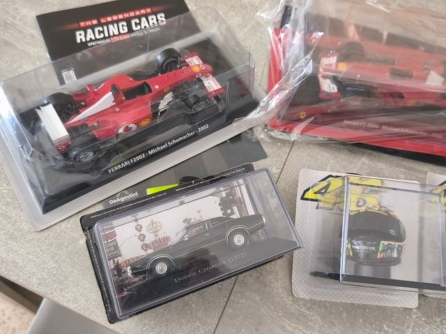 Colección de minicoches y cascos
Nuevos sin abrír