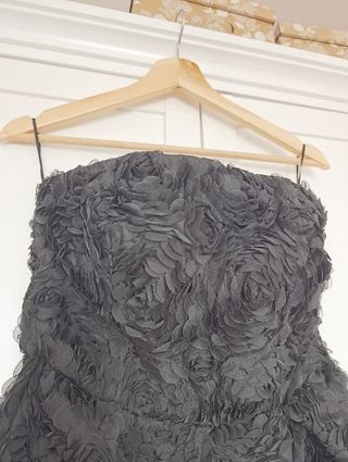 Vestido de fiesta negro con flores en 3D