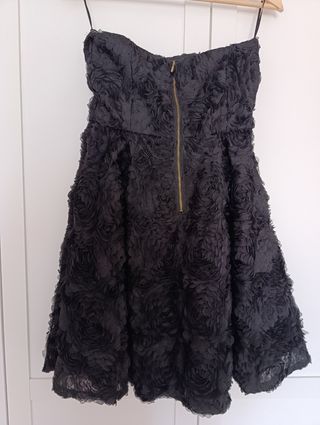 Vestido de fiesta negro con flores en 3D