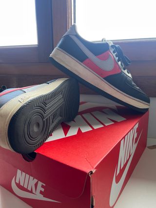 Nike Air Force 1 Negras, Rojas y Blancas